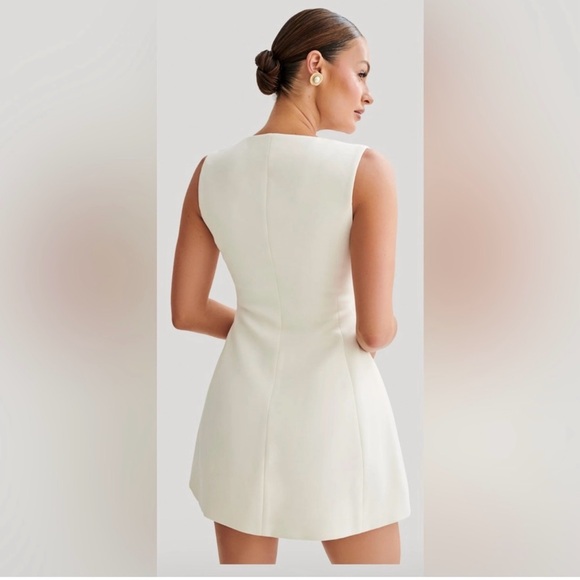 Elegant White Sleeveless Dress - Picture 2 of 2